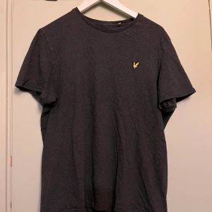 Lyle & scott t-shirt - Säljer min sambos t-shirt