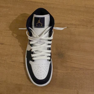 Säljer mina Jordans 1 mid - Jag säljer mina jordans mid. Dem är i helt nytt skick och 100% äkta med kvitto. Dem är i storlek 41/42 och har crease skydd i dem. Pris kan diskuteras