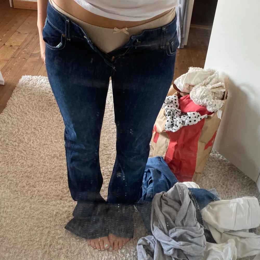 Supersnygga jeans som tyvärr är för små💕 Mått Finns på sista bilden. Farkut & Housut.