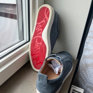 Christian Louboutin  - Säljer dessa sjukt snygga loubs i unika färgen azure mocka ( ljus blått). Dom är använda sparsamt allt OG ingår 8/10 skick vid snabb affär kan pris sänkas Skriv för frågor!😄