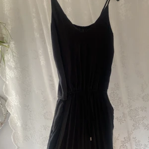 Byxdress  - Underbar byxdress, svalt tyg, vackra detaljer samt fickor. 