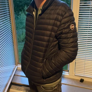 Svart colmar jacka - Perfekt skick, använd i ungefär ett halvår. Storlek S och nypris är ca 3800kr, fungerar i alla väder och är riktigt fet.