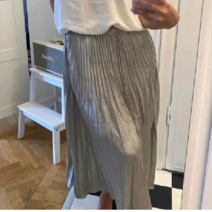 Kjol - Så fin kjol från zara, fint skick 💕 ostruken på bilderna tyvärr, resår i midjan