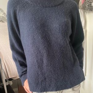 Stickad mörkblå tröja  - Stickad mörkblå tröja från Elvine 💕
