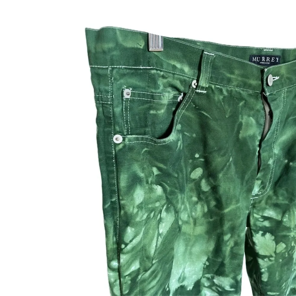 Gröna tiedye jeans med vit sömn, köpt secondhand. Ingen storlek märkt. Jeans & Byxor.