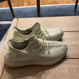 Yeezy butter - 10/10 skick  Nypris 4000-7000 kr  Pris kan diskuteras vid snabb affär.