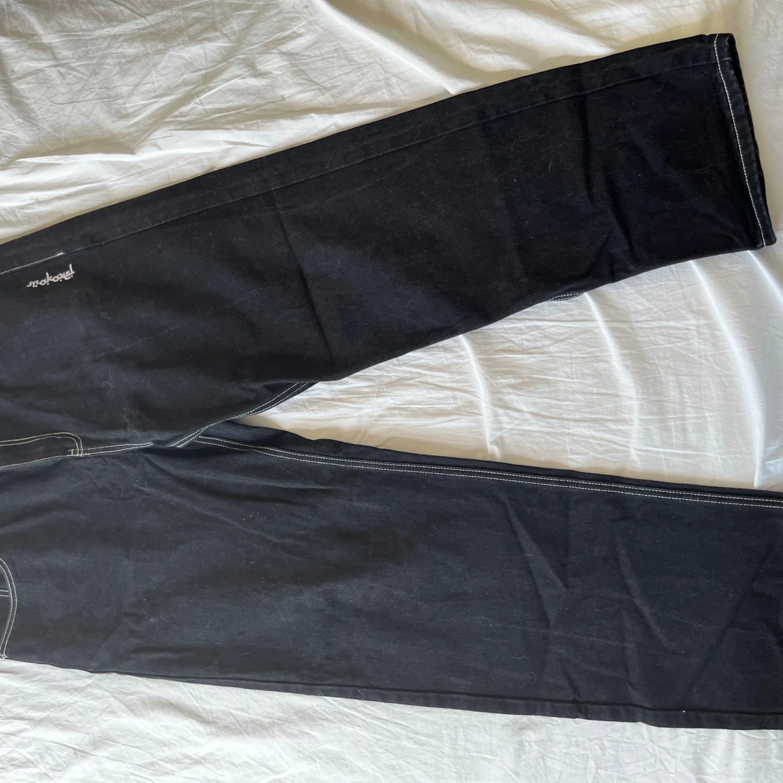 Svarta mokovel jeans