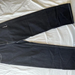 Svarta mokovel jeans - Ett par svarta mokovel jeans i storlek XL förmodligen ända paret i Sverige dom är i väldigt bra skick
