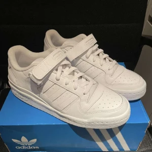 Adidas Forum Low  - Storlek 44, Herr Skorna är i nyskick och nypris är 1200 kr. Säljer de för 769 kr Box och kvitto finns.
