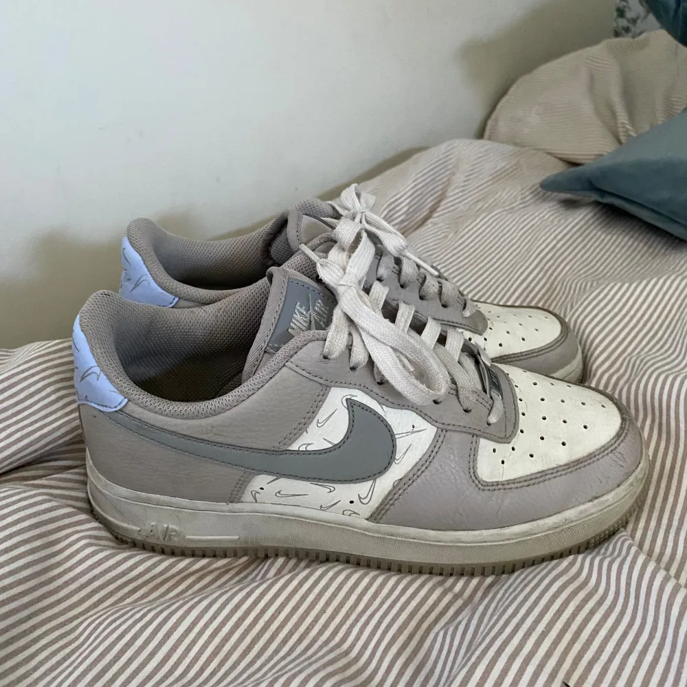 Hej! Säljer nu mina Nike air force då de aldrig kommer till användning💓Använda några få gånger! Nike märket syns även i mörkret💓 ( funkar för både tjejer och killar). Skor.