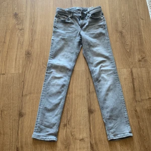 Grå Jack and Jones jeans slimfit  - Grå Jack and Jones jeans slim fit som är ganska skinny. Det är väldigt bra skick använt väldigt lite. Jag säljer dom för dom blev för små. 