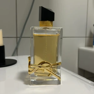 Yves Saint Laurent (YSL) parfym 90 ml! 50% rabatt - - Äkta Saint Laurent YSL Parfym - 90 ml - Nästan oanvänd - Doftar 10/10  Kan skickas i hela Sverige! 
