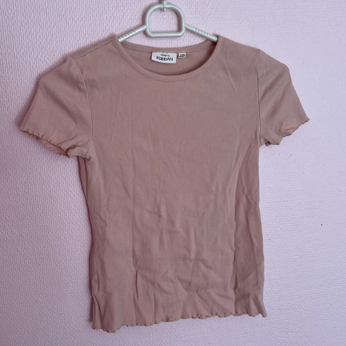 Basic kortärmade ribbad tröja.