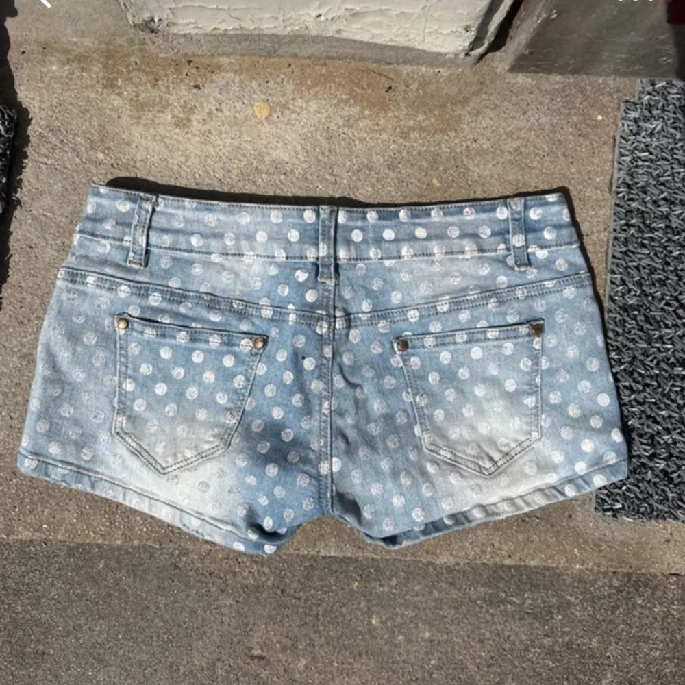 Jättefina lågmidjade jeansshorts med prickar . Shorts.