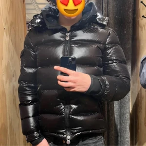 Moncler Maya  - Hej säljer nu min moncler då jag växt ur den . Har haft den en vinter . Mycket varm sitter bra vid rätt storlek . Puffsen är puffiga över allt inga avvikelser. Scanners funkar kom privat för mer frågor . Köpt här på plock för 3000kr.