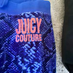 Säljer dessa superfina juicy couture byxor i storlek 10 år !! 