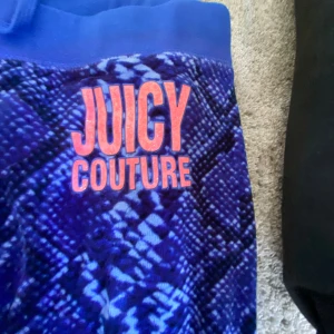 JUICY COUTURE BYXOR  - Säljer dessa superfina juicy couture byxor i storlek 10 år !! 