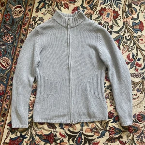 Kofta med dubbel dragkedja - Grå kofta från Twilfit i mycket fin kvalitet. Tvä stycken dragkedjor så att den kan öppnas från två håll. (Dragkedjelåset är lite trög ibland.)