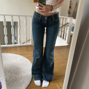 Low waist bootcut Levis Jeans - -Midjemått: 37 cm -Innerbenslängd: 80cm Jättesnygga lågmidjade bootcut Levis jeans i mörkblå wash. De är vintage och säljs inte längre hos Levi’s🌸🌸🌸 Skriv privat för prisförslag eller fler bilder