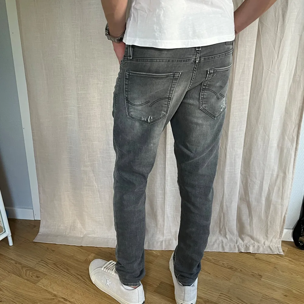 Det här är ett par riktigt feta jeans. Det är en limited edition byxa från Jack and Jones som heter Glenn Icon Comfort, som är en extremt skön byxa. Skick 9/10! Dessa jeans har några slitningar som är med i designen. Hör av er om ni har frågor!. Jeans & Byxor.