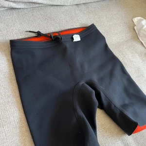 Värmeshorts Rehband - Väldigt bra skick och kvalitet. Trycket ”rehband” något utslitet, annars är skicket toppen. 