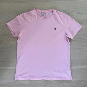 Ralph lauren T-Shirt - Fräsch Ralph lauren t-shirt i perfekt skick. Hör av er om ni vill komma med ett annat pris 🙌