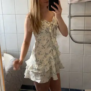 Säljer denna jättefina klänning från cider då den tyvärr är för liten💓💓 endast använd en gång! Skriv för fler bilder🥰