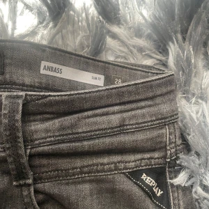 Replay anbass  - Tja! Säljer nu ett par snygga svarta replay anbass jeans i storlek 28W/30L. Skicket skulle jag säga är en 9/10 då dem användts runt 3-4 gånger. Jeansen är köpta från replays hemsida för 1600. Skriv om du har någon fundering. ✌️