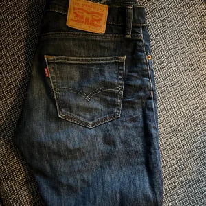 Levis jeans - Tja säljer nu dessa feta Levis jeans för endast 449kr, dom är i bra skick och passar bra på mig som har W30 L30. Kan gå ner till 349 snabb affär, vid fler frågor är det bara att fråga!