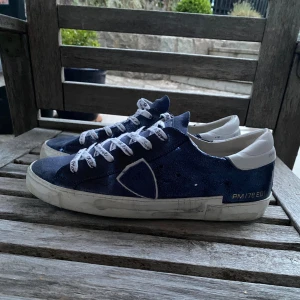 Philippe Model - Hej! säljer nu ett par riktigt snygga blåa philippe models | Skick 9/10 | storlek 40 italiensk storlek vilket motsvarar ungefär 41 | Inget og medföljer skriv vid frågor och funderingar.