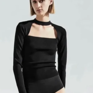 Svart fest topp - Jag säljer min svarta ”fest” topp, den kommer aldrig till användning utan bara hänger i garderoben. Tröjan har en liten defekt på sig, så hör av er för bilder och kan även ändra priset!