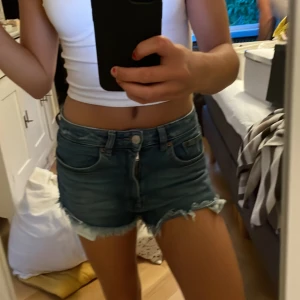 Jeans shorts  - Snygga mid waist jeans shorts från h&m storlek 36