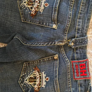 Y2K stockholmstil lowwaist jeans - Skitballa jeans som är väldigt lågmidjade med rinestones på bakfickorna! Säljer pga att dom är lite för små för mig och kan hitta en mycket mer passande ägare🩷