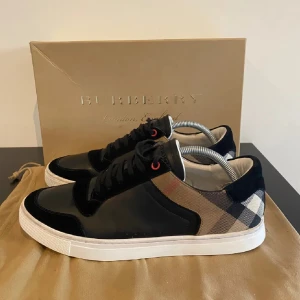 Burberry skor  - Säljer mina feta skor i strl 42 riktigt fina skor bra skick. Intressants av byten.