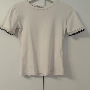 Tröja - Jätte fin T-shirt med detaljer på armarna