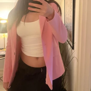 Rosa kavaj - Från berskha använd 1 gång :)))