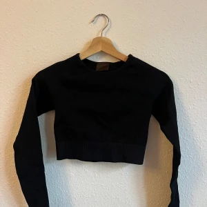 Aimin Träningströja Svart - Träningströja från Aimin, strl S! Knappt använd, säljer pga använder ej.