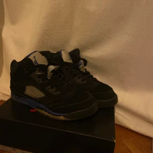 Jordan 5 - Jordan 5 black/racer blue, använt sparsamt ser relativt nya ut! Köpta för 3000 ish. Använder tyvärr inte länge och vill bli av me dom då de tar plats i min garderob!💕