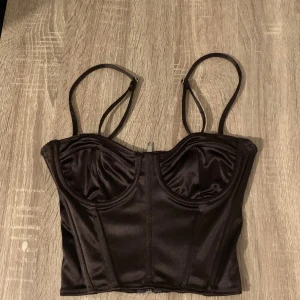 Mörkbrun korsett topp, storlek xs - Toppen är köppt på H&M några år tillbaka men aldrig använt så skicket är som ny. Den sitter ganska tajt och skulle nog inte passa någon med större bröst. Skriv vid mer information 