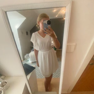 Klänning - Vit Klänning med volang Från vero Moda Strlk S Helt oanvänd med prislapp på  För referens är jag mellan 160-165 cm Pris kan diskuteras 