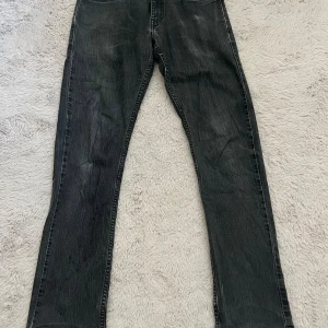 Jeans  - Lågmidjade svarta straight jeans från Levis. 💞 Lite slitna men fortfarande i bra skick. Frakt ingår inte i priset. 