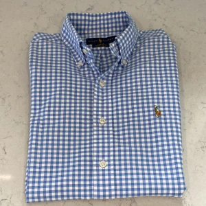 Ralph Lauren Skjorta - Säljer nu denna asfeta Ralph Lauren skjorta i ett perfekt skick! (Liten defekt bild 3 längst ner på skjortan) Storleken är S men kan passa bra på XS med. Nypris ligger på ca 1599kr❌ mitt pris endast 379kr✅ Hör av dig vid minsta lilla fundering!! 😊😀