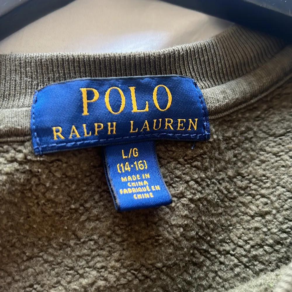 Ralph lauren tröja  Storlek: (se bilder)  Skick 8 av 10 . Tröjor & Koftor.