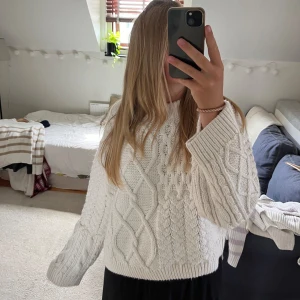 Ljus stickad tröja  - Köpte på H&M för två år sedan, aldrig använd säljer på grund av att den aldrig används. Tröjan är i storlek S passar även M. Priset är disukterbart 💕