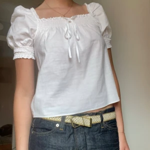 Vit blus - Söt vit blus från h&m. Är endast använd fåtal gånger. Det står storlek xxs men sitter bra på mig som är s.💕skriv för frågor annars är det bara att köpa