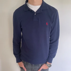 Ralph Lauren långärmad pike - Ralph Lauren långärmad piké, väldigt bra skick, skulle säga 9/10. Priset kan diskuteras vid snabb affär. Jag är 181 cm