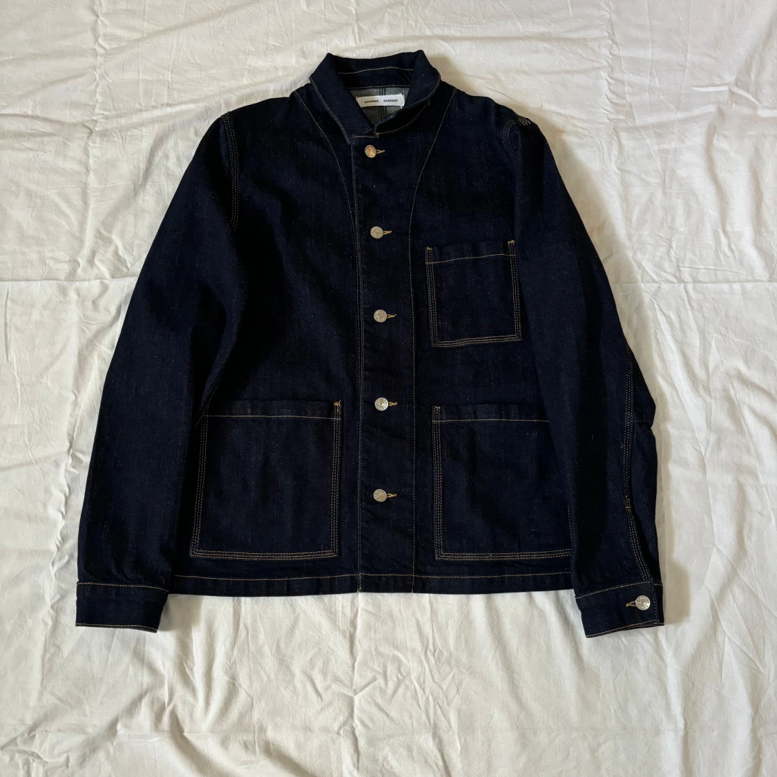 Jeansjacka, inköpt för 1899 men aldrig använd. Tags finns därmed kvar