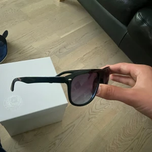 Solglasögon  - Solglasögon som är identiska till rayban boyfriends. 