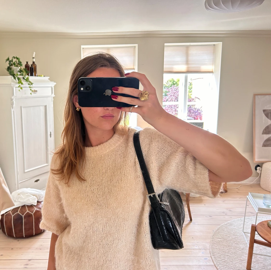 Svart axelväska med krokodilpräglat mönster