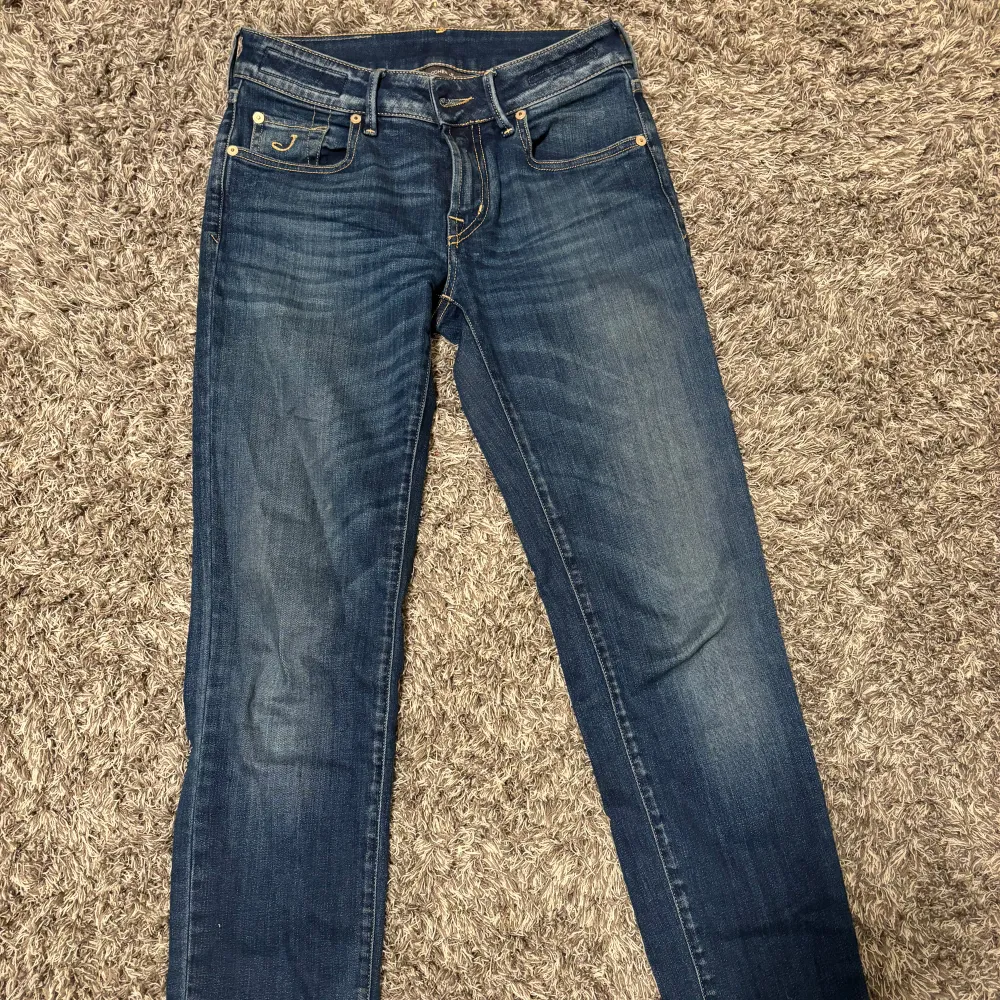 Säljer dessa Jacob Cohen jeans för endast 659kr! Nyskick och storlek 27, men passar även 28. Pris kan diskuteras!. Jeans & Byxor.